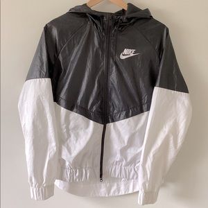 Nike Windrunner Woman’s Jacket | Black and White | size L